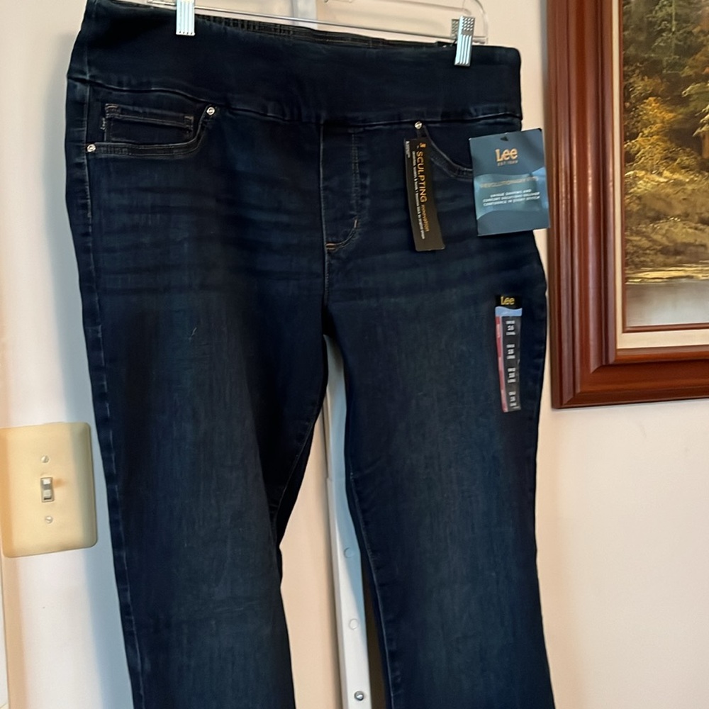 LEE PULL ON JEANS GOR WOMEN. NWT. SIZE 16L.